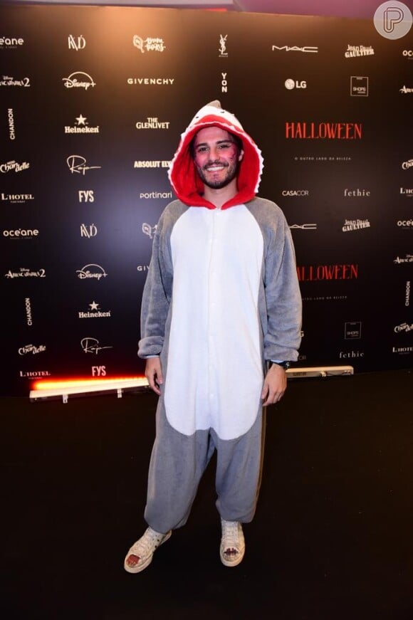 Hugo Bonemer esbanjou fofura com um pijama de tubarão