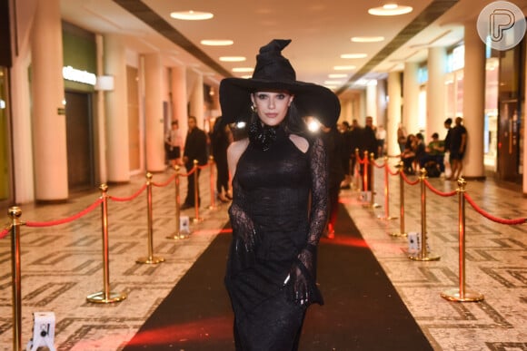 Jade Magalhães se vestiu de bruxa para o Halloween