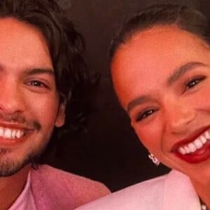 Xolo Maridueña faz brincadeira com Bruna Marquezine em première de filme