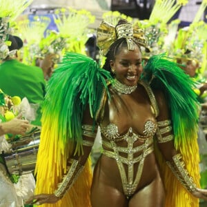 Decisão de tirar Iza do posto de Rainha de Bateria já estava tomada um dia após o fim do Carnaval de 2022, segundo a colunista Fábia Oliveira, do Em OFF