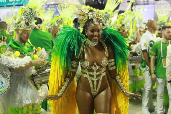 Decisão de tirar Iza do posto de Rainha de Bateria já estava tomada um dia após o fim do Carnaval de 2022, segundo a colunista Fábia Oliveira, do Em OFF