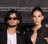 Bruna Marquezine usou vestido preto longo, fendado e todo recortado nas laterais