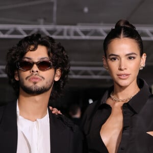 Bruna Marquezine usou vestido preto longo, fendado e todo recortado nas laterais