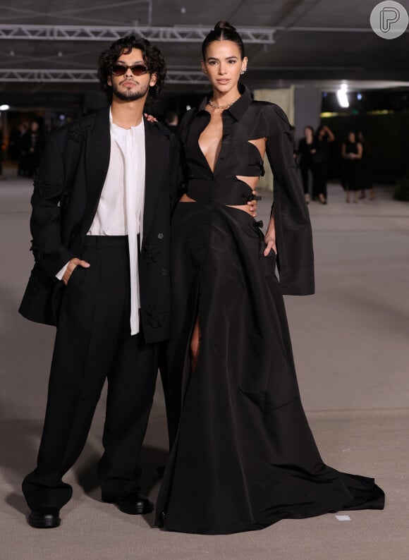 Bruna Marquezine usou vestido preto longo, fendado e todo recortado nas laterais