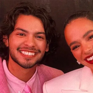 Bruna Marquezine foi fotografada com o ator Xolo Maridueña