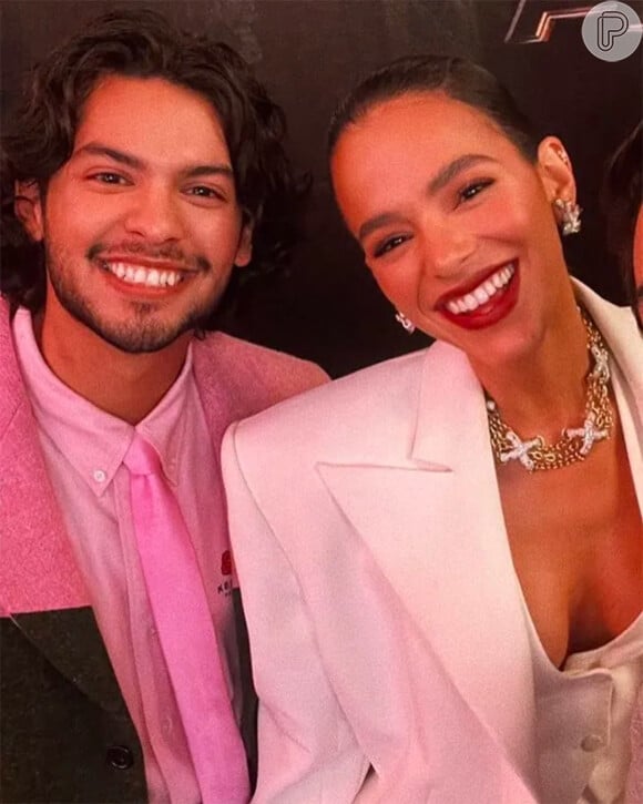 Bruna Marquezine foi fotografada com o ator Xolo Maridueña