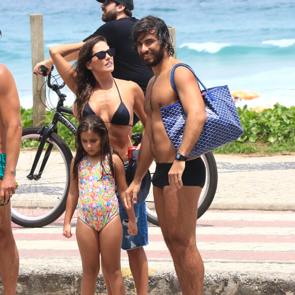 Deborah Secco foi à praia na companhia do marido, Hugo Moura, e da filha, Maria Flor