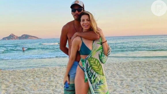 Sheila Mello e o tenista Feijão, o João Souza, iniciaram o romance em janeiro de 2020. O término do namoro foi revelado no dia 31 de outubro de 2022, nas redes sociais