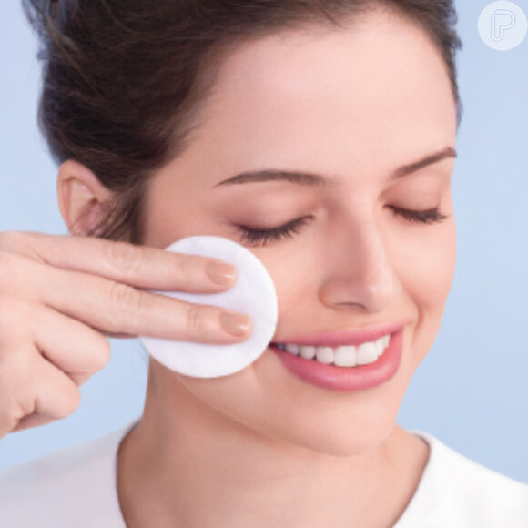 A limpeza da pele maquiada é passo essencial no skincare: a Água Micelar Solução de Limpeza 5 em 1, de L'Oréal Paris, é opção certeira