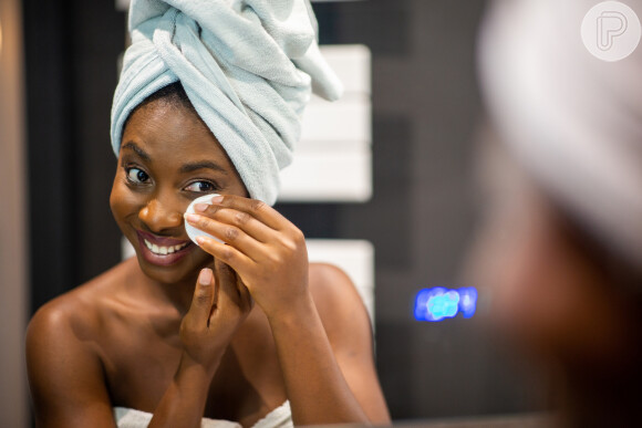 A área dos olhos é uma região importante para cuidar durante a remoção de maquiagem