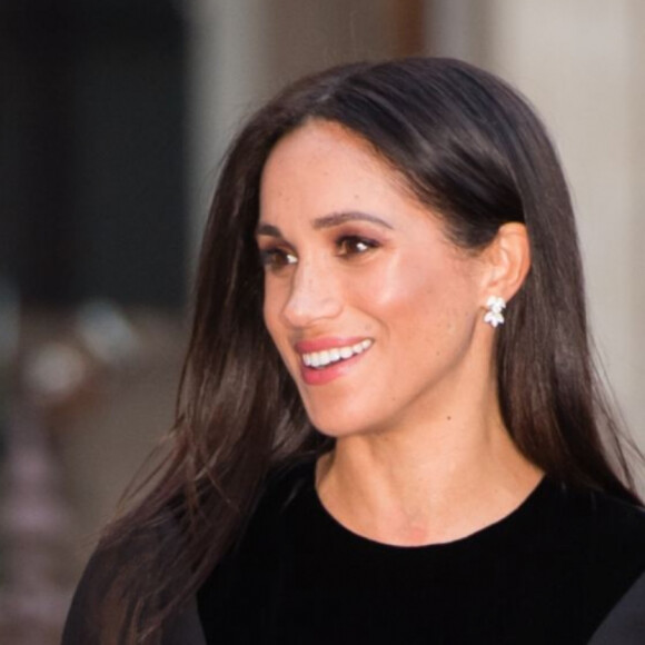 Meghan Markle explicou que casal precisou ficar calado por ordens superiores