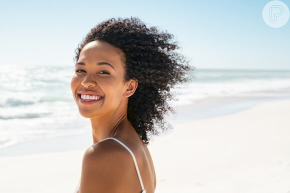 O cabelo cacheado e crespo tende a ficar mais ressecado no verão