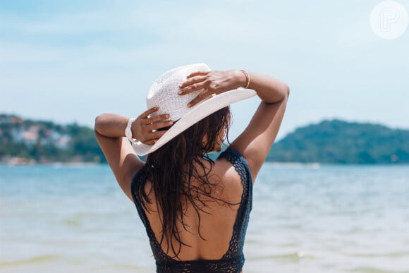 Cabelo pode ficar mais fragilizado no verão diante do contato com sal do mar