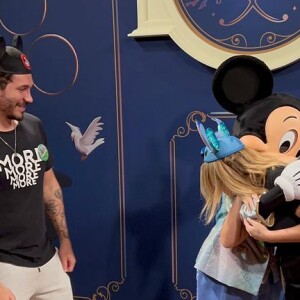 Grávida pela primeira vez, Viih Tube ganhou abraço de Mickey Mouse: 'Gente, eu chorei muito com ele!'