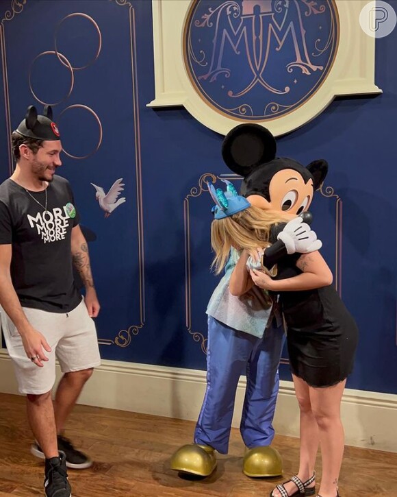 Grávida pela primeira vez, Viih Tube ganhou abraço de Mickey Mouse: 'Gente, eu chorei muito com ele!'