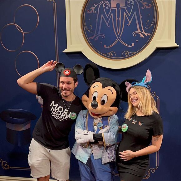 Viih Tube, grávida pela primeira vez, e Eliezer posaram para foto com Mickey Mouse. 'Fiquei com tanta vergonha, mas obviamente chorei', afirmou a youtuber
