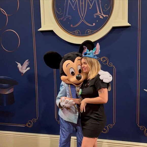 Viih Tube ganhou carinho de Mickey Mouse ao encontrar o personagem