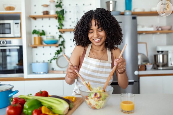 'A melhor opção para aqueles que desejam abandonar os produtos de origem animal de maneira realmente saudável é apostar nas preparações caseiras de alimentos vegetais', indica a especialista.