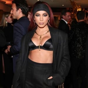 Anitta viralizou nas redes sociais após mulher se afastar enquanto cantora rebolava