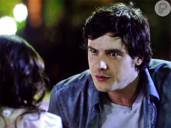 Caíque (Sergio Guizé) diz a Bella (Nathalia Costa) que fingiu o surto para fazer Laura (Nathalia Dill) se afastar dele, em 'Alto Astral'