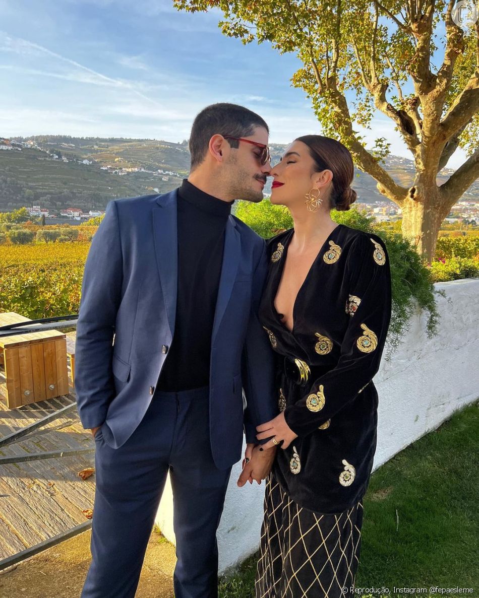 Look de convidada para casamento: Fernanda Paes Leme aliou blazer de veludo a saia com bordados