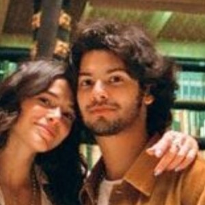 Bruna Marquezine e Xolo Maridueña estiveram juntos durante viagem a trabalho do ator para a Bélgica