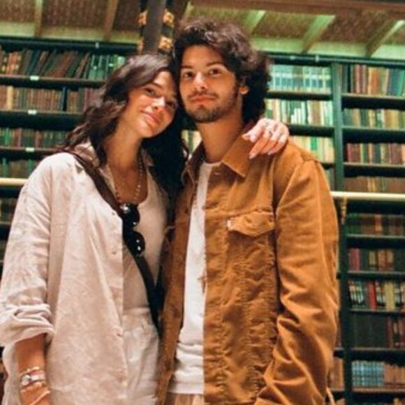 Bruna Marquezine e Xolo Maridueña estiveram juntos durante viagem a trabalho do ator para a Bélgica