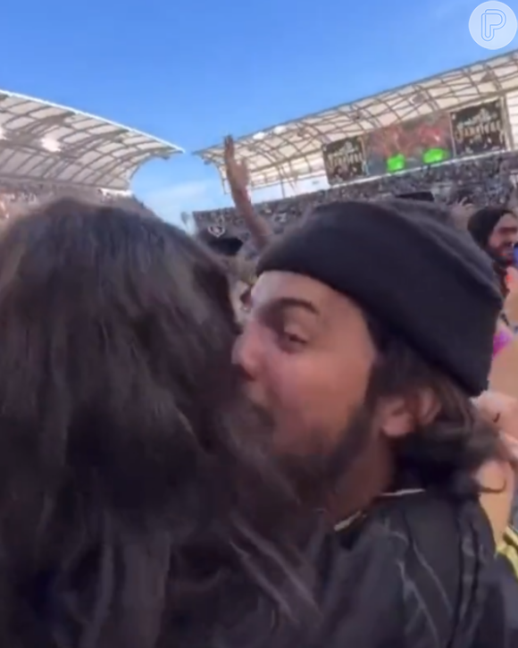 Xolo Maridueña dá vários beijos no rosto de Bruna Marquezine durante comemoração de um lance