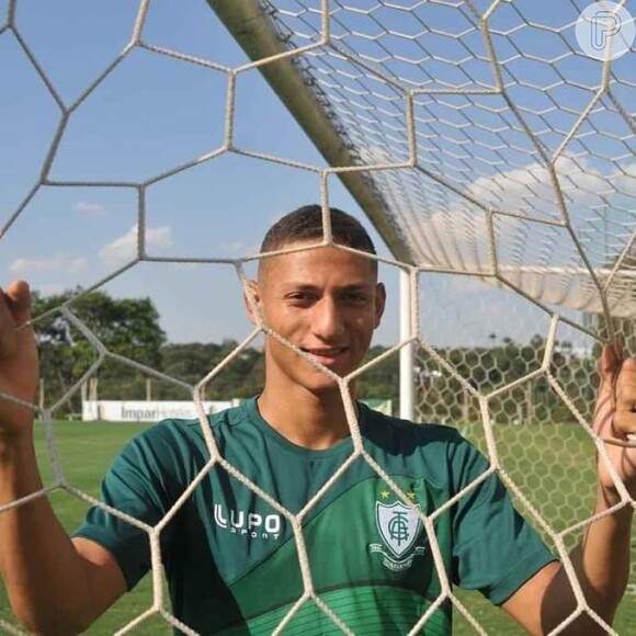 PSG pretende substituir Mbappé por jogador brasileiro