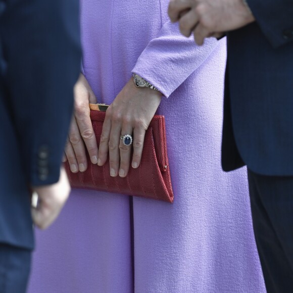 Kate Middleton não pode usar esmaltes com cores intensas 
