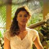 Ester (Grazi Massafera) usa um curto vestido rendado e arranjo de flores no cabelo, para se casar com Alberto (Igor Rickli), em 'Flor do Caribe'