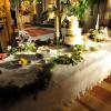 Muito verde e flores ornam a mesa de casamento de Ester (Grazi Massafera) e Alberto (Igor Rickli) na novela 'Flor do Caribe'