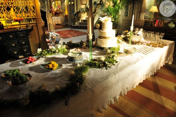 Muito verde e flores ornam a mesa de casamento de Ester (Grazi Massafera) e Alberto (Igor Rickli) na novela 'Flor do Caribe'