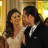 Mesmo com o apelo de Chico (Cacá Amaral), Ester (Grazi Massafera) se casa com Alberto (Igor Rickli), em 'Flor do Caribe'