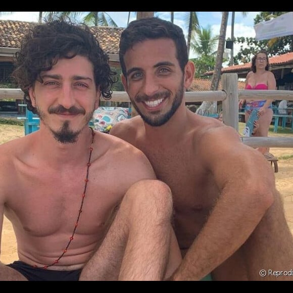 Johnny Massaro está solteiro e informação foi divulgada pelo jornal Extra