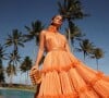 Vestido para casamento na praia: Thássia Naves escolheu um longo laranja rico em drapeados