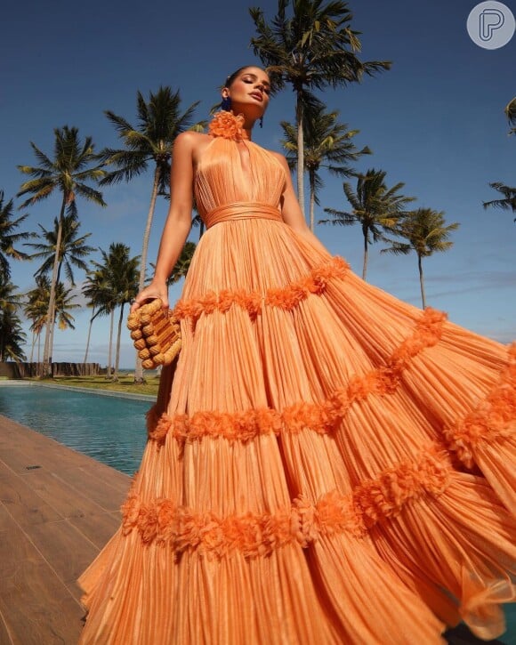 Vestido para casamento na praia: Thássia Naves escolheu um longo laranja rico em drapeados