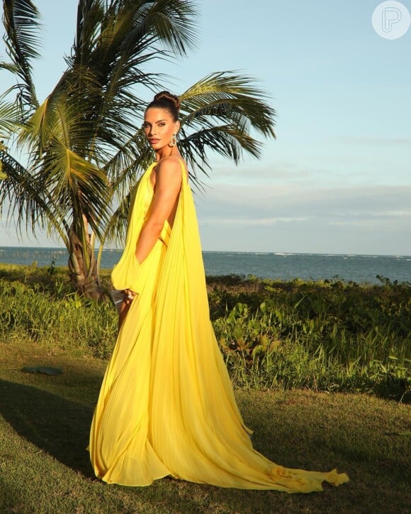 Vestido de festa em amarelo: Cati Lauser escolheu um vestido amarelo vibrante no casamento de Ma Tranchesi
