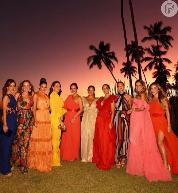 As cores vibrantes e cheias de personalidade dominaram os vestidos das convidadas do casamento de Ma Tranchesi