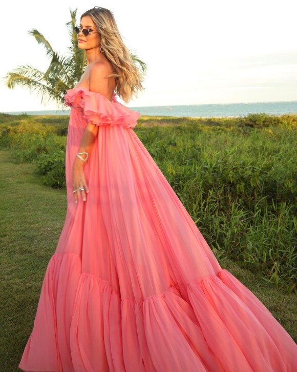 O vestido rosa usado por Lala Rudge é Giambattista Valli Paris: com modelagem ampla, o look é perfeito para um casamento na praia