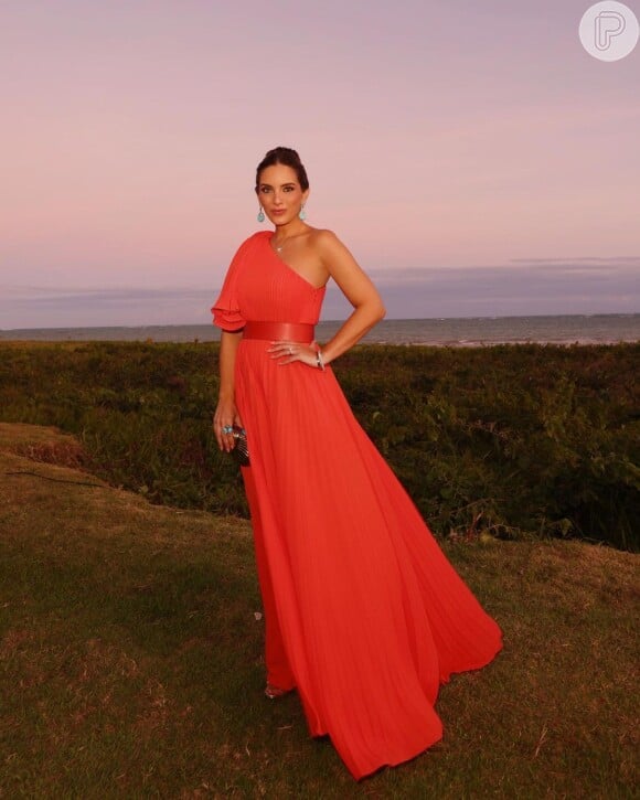 Vestido de convidada em coral: Lele Saddi escolheu look acinturado e de ombro único
