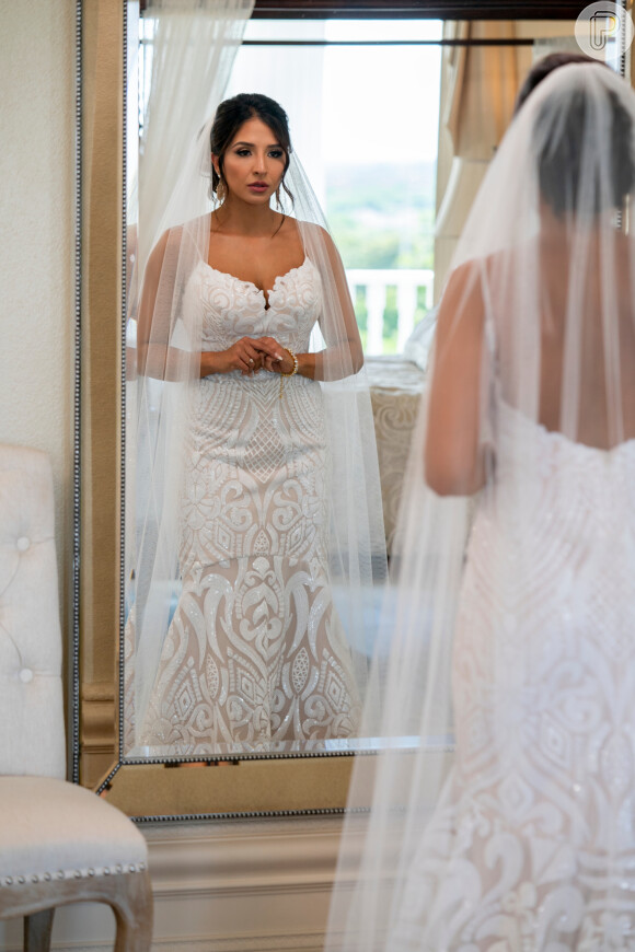 Vestido de noiva sereia com alças finas foi a escolha de Zanab para subir ao altar em 'Casamento às Cegas 3'