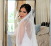 Vestido de noiva com decote profundo nas costas: Zanab usou um vestido romântico com quê sensual