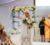 Vestido de noiva com transparência foi usado por Raven em casamento repleto de elementos étnicos