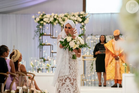 Vestido de noiva com transparência foi usado por Raven em casamento repleto de elementos étnicos