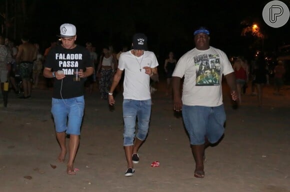 Neymar chega à festa em Trancoso, na Bahia, na companhia de amigos, na madrugada desta quarta-feira, 31 de dezembro de 2014