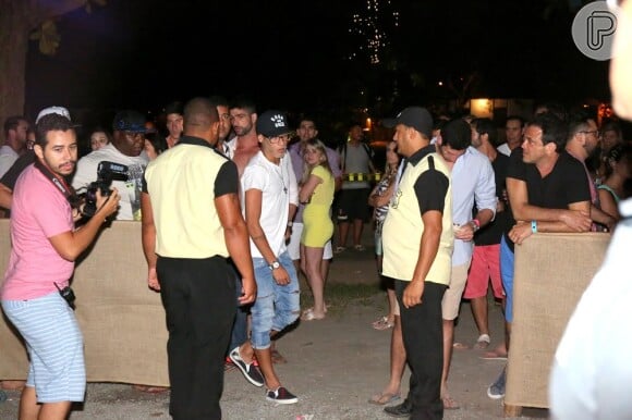 Neymar atrai olhares ao chegar para festa em Trancoso, na Bahia