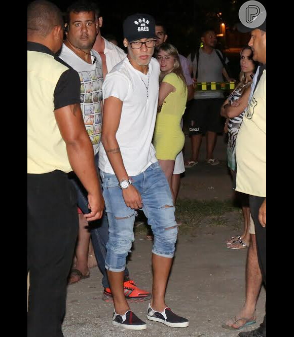Neymar chega à festa em Trancoso, na Bahia, na companhia de amigos