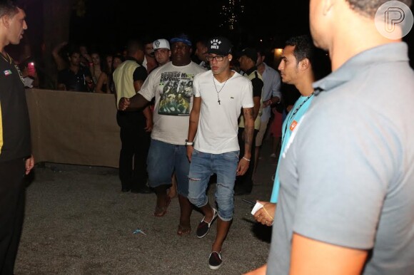 Neymar vai à festa em Trancoso, na Bahia, na companhia de amigos