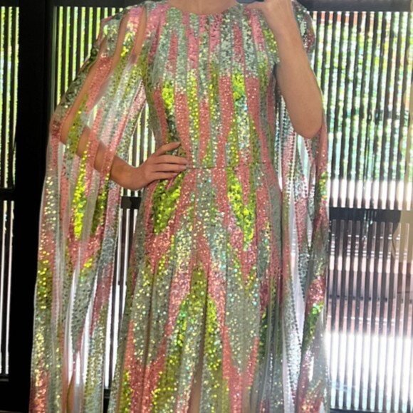 Marina Ruy Barbosa substituiu o cinto de couro do vestido por outro mais discreto